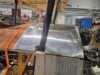 24.04 Aluminiumsdekslet ligger over instrumentpanelet og skal hengsles med sidepanelene. Alt er handlaget og må passe nøyaktig.